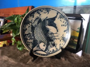 Đĩa trang trí lý ngư vọng nguyệt men rạn cổ phi 30cm