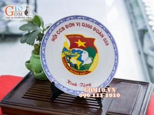Đĩa trang trí men lam in logo 