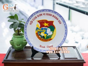 Đĩa trang trí men lam in logo 