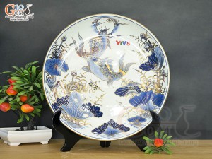 Đĩa trang trí men lam vẽ Song Ngư vẽ vàng 24k in logo VTV8, đường kính 35cm