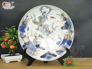 Đĩa trang trí men lam vẽ Song Ngư vẽ vàng 24k in logo VTV8, đường kính 35cm