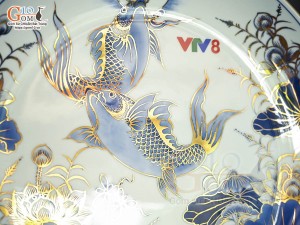 Đĩa trang trí men lam vẽ Song Ngư vẽ vàng 24k in logo VTV8, đường kính 35cm
