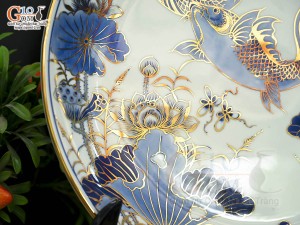 Đĩa trang trí men lam vẽ Song Ngư vẽ vàng 24k in logo VTV8, đường kính 35cm