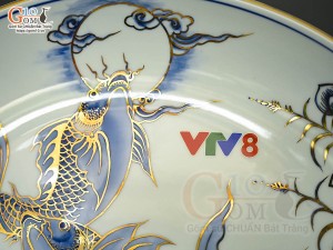 Đĩa trang trí men lam vẽ Song Ngư vẽ vàng 24k in logo VTV8, đường kính 35cm