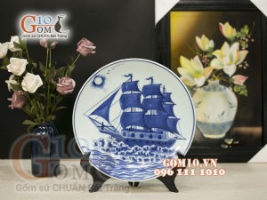 Đĩa trang trí men lam vẽ Thuận Buồm Xuôi Gió, đường kính 30cm