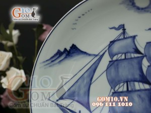 Đĩa trang trí men lam vẽ Thuận Buồm Xuôi Gió, đường kính 35cm