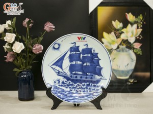 Đĩa trang trí men lam vẽ Thuận Buồm Xuôi Gió, in logo VTV, đường kính 26cm