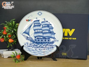 Đĩa trang trí men lam vẽ Thuận Buồm Xuôi Gió kẻ chỉ vàng kim, in logo VTV8, đường kính 26cm