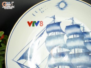 Đĩa trang trí men lam vẽ Thuận Buồm Xuôi Gió kẻ chỉ vàng kim, in logo VTV8, đường kính 26cm