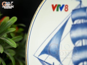 Đĩa trang trí men lam vẽ Thuận Buồm Xuôi Gió kẻ chỉ vàng kim, in logo VTV8, đường kính 26cm