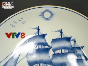Đĩa trang trí men lam vẽ Thuận Buồm Xuôi Gió kẻ chỉ vàng kim, in logo VTV8, đường kính 26cm