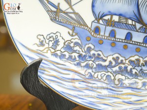 Đĩa trang trí men lam vẽ Thuận Buồm Xuôi Gió vẽ vàng 24k, đường kính 28cm