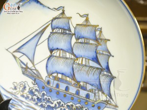 Đĩa trang trí men lam vẽ Thuận Buồm Xuôi Gió vẽ vàng 24k, đường kính 28cm