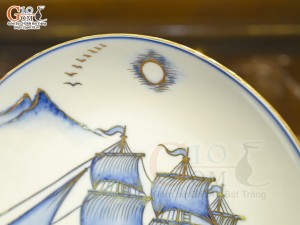 Đĩa trang trí men lam vẽ Thuận Buồm Xuôi Gió vẽ vàng 24k, đường kính 28cm