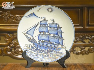 Đĩa trang trí men lam vẽ Thuận Buồm Xuôi Gió vẽ vàng 24k, đường kính 28cm