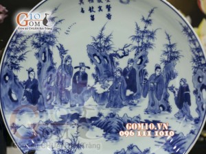 Đĩa trang trí men lam vẽ Trúc Lâm Thất Hiền, đường kính 35cm