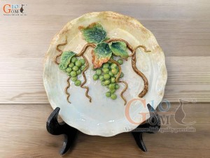 Đĩa trang trí men màu đắp nổi chùm nho xanh, đường kính 30cm