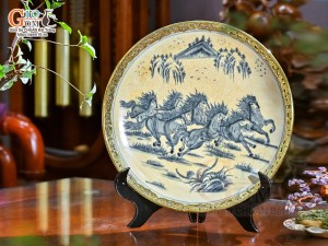 Đĩa trang trí men rạn bọc đồng vẽ Mã Đáo Thành Công, đường kính 35cm