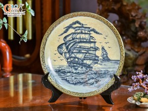 Đĩa trang trí men rạn bọc đồng vẽ Thuận Buồm Xuôi Gió, đường kính 26cm