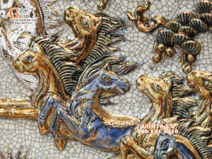 Đĩa trang trí men rạn đắp nổi Mã Đáo vẽ vàng, đường kính 35cm