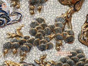 Đĩa trang trí men rạn đắp nổi Mã Đáo vẽ vàng, đường kính 35cm