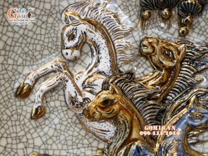 Đĩa trang trí men rạn đắp nổi Mã Đáo vẽ vàng, đường kính 35cm