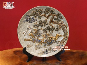 Đĩa trang trí men rạn đắp nổi Mã Đáo vẽ vàng, đường kính 35cm