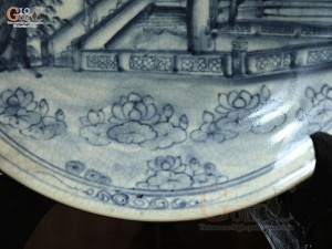 Đĩa trang trí men rạn họa tiết chùa một cột, đường kính 30cm