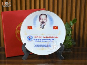 Đĩa trang trí men trắng kẻ chỉ vàng kim, in logo, đường kính 28cm
