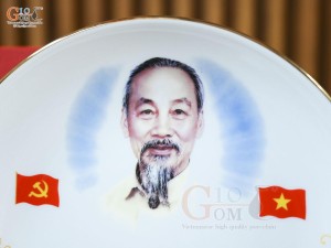 Đĩa trang trí men trắng kẻ chỉ vàng kim, in logo, đường kính 28cm