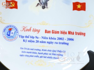 Đĩa trang trí men trắng kẻ chỉ vàng kim, in logo, đường kính 28cm