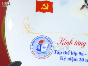 Đĩa trang trí men trắng kẻ chỉ vàng kim, in logo, đường kính 28cm