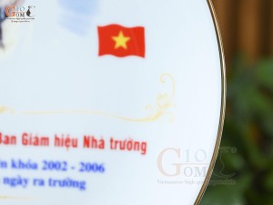 Đĩa trang trí men trắng kẻ chỉ vàng kim, in logo, đường kính 28cm