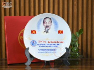 Đĩa trang trí men trắng kẻ chỉ vàng kim, in logo, đường kính 28cm