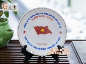 Đĩa trang trí men trắng viền vàng in logo