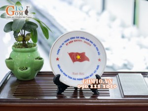 Đĩa trang trí men trắng viền vàng in logo