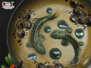 Đĩa trang trí men tro cổ đắp nổi song ngư, đường kính 20cm