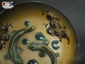 Đĩa trang trí men tro cổ đắp nổi song ngư, đường kính 20cm