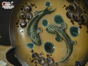 Đĩa trang trí men tro cổ đắp nổi song ngư, đường kính 20cm