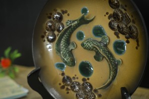 Đĩa trang trí men tro cổ đắp nổi song ngư, đường kính 20cm