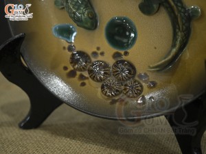 Đĩa trang trí men tro cổ đắp nổi song ngư, đường kính 20cm