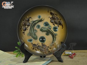 Đĩa trang trí men tro cổ đắp nổi song ngư, đường kính 20cm