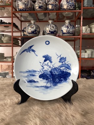 Đĩa trang trí vẽ hạc sen, men lam cổ đường kính 20cm