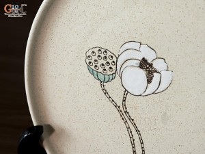 Đĩa tròn lòng phẳng men kem tấm vẽ Bạch Liên, đường kính 24cm