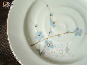 Đĩa tròn lòng phẳng men kem vẽ hoa Đào xanh, đường kính 14cm