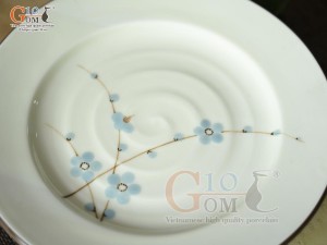 Đĩa tròn lòng phẳng men kem vẽ hoa Đào xanh, đường kính 14cm