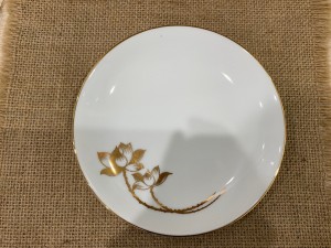 Đĩa tròn lòng phẳng men trắng vẽ sen vàng kim phi 18cm