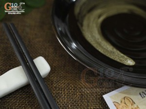 Đĩa tròn men hỏa biến gấm quẹt màu mật ong, đường kính 17cm