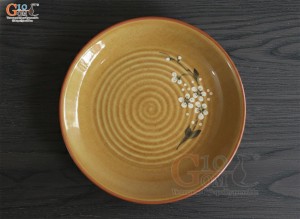 Đĩa tròn men hoàng thổ vẽ hoa Đào, đường kính 22cm