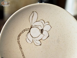 Đĩa tròn men kem tấm vẽ Bạch Liên, đường kính 18cm
